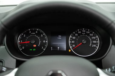 Novosibirsk, Rusya - 08 Şubat 2022: Renault Duster, Araç paneli, dijital parlak hız göstergesi, kilometre sayacı ve diğer araçlar
