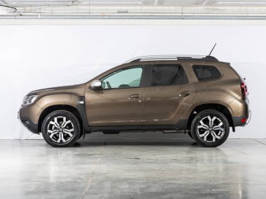 Novosibirsk, Rusya - 08 Şubat 2022: kahverengi Renault Duster, yan görüş. Novosibirsk 'te otoparkta bir SUV arabası.