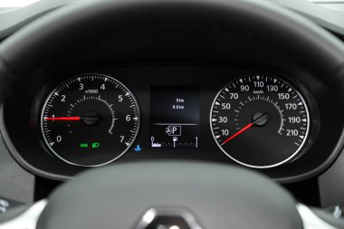 Novosibirsk, Rusya - 08 Şubat 2022: Renault Arkana, Araç paneli, dijital parlak hız göstergesi, kilometre sayacı ve diğer araçlar