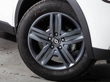 Novosibirsk, Rusya - 08 Şubat 2022: Renault Arkana, tampon, alaşım tekerleği, araba temizleme 