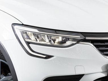 Novosibirsk, Rusya - 08 Şubat 2022: Renault Arkana, arabanın farlarını kapat. Dış görünüm kapatma ayrıntısı.