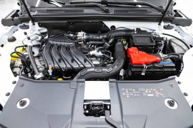 Novosibirsk, Rusya - 08 Şubat 2022: Renault Arkana, temiz bir motor bloğunu kapatın. İçten yanma girişi
