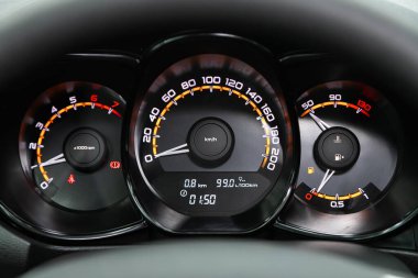 Novosibirsk, Rusya - 08 Şubat 2022: Lada Vesta, Araç paneli, dijital parlak hız göstergesi, kilometre sayacı ve diğer araçlar