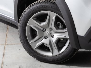 Novosibirsk, Rusya - 08 Şubat 2022: Renault Logan, tampon, alaşım tekerleği, araba temizleme 