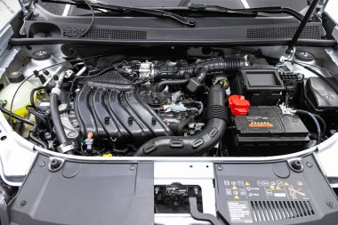 Novosibirsk, Rusya - 08 Şubat 2022: Renault Logan, temiz bir motor bloğunu kapatın. İçten yanma girişi