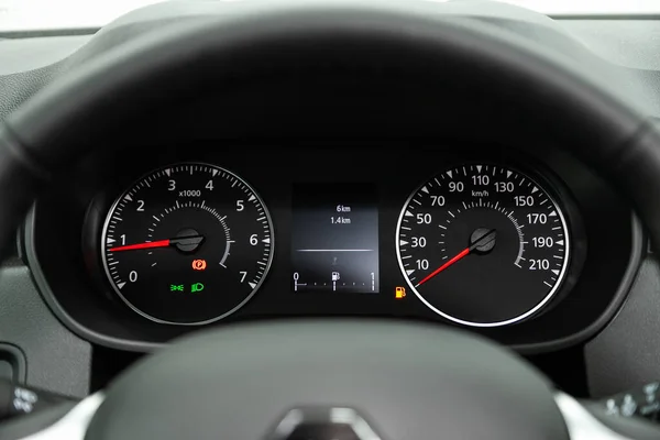 노보시비르스크 러시아 2022 Renault Duster Car Panel Digital Bright Speometer — 스톡 사진