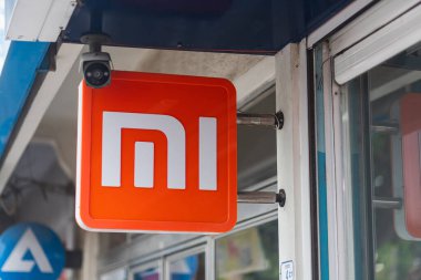 Yana, Türkiye - 29 Ocak 2022: Steet 'teki dükkanda turuncu Xiaomi Panosu. 
