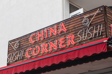 Yan, Türkiye - 30 Ocak 2022: Suşi ile Çin Lokantası tabelasının yakın çekimi