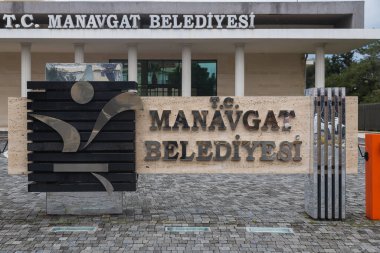 Yana, Türkiye - 30 Ocak 2022: İdari binada Manavgat Belediyesi imzası