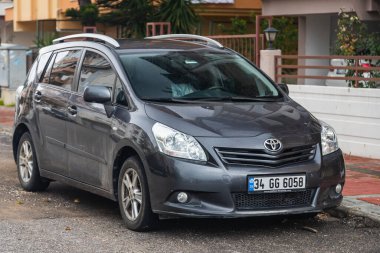 ; Türkiye 01 Şubat 2022: Gri Toyota Corolla Verso, sıcak bir günde bir binanın arka planına, ağaçlara karşı sokağa park edilmiştir. 