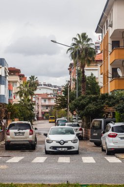 Taraf; Türkiye 01 Şubat 2022: Şehir trafiği, işlek bir sokak  