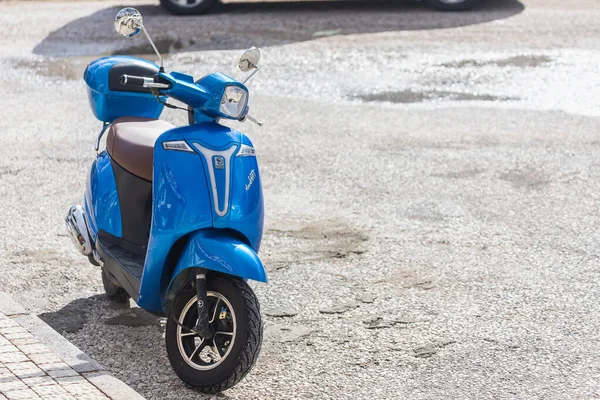 Side Turkije Februari 2022 Een Blauwe Motorfiets Staat Een Parkeerplaats — Stockfoto