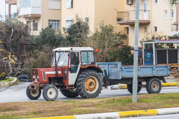 Taraf Türkiye Şubat 2022 Erkek Işçi Traktör Sürücüsü Römork Kullanıyor — Stok fotoğraf