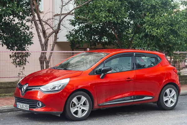 Lado Turquía Febrero 2022 Rojo Renault Clio Está Estacionado Calle —  Fotos de Stock