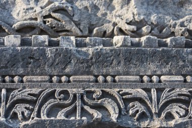 Antik taş sütunlarda yakın çekim deseni. Antik Yunan mimarisinin elementleri. Şehir binasının ön cephesinin ayrıntıları.
