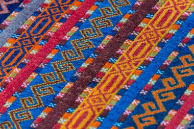 Yakın plan Türk halısı, doğudaki desenlerin ayrıntıları