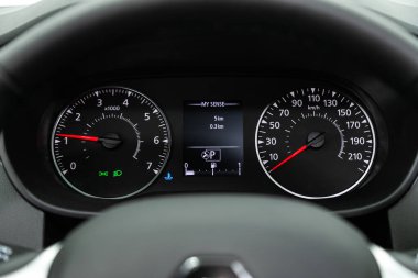 Novosibirsk, Rusya - 02 Şubat 2022: Renault Arkana, Kilometre, kilometre sayacı, hız göstergesi, takometre, yakıt seviyesi
