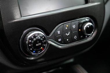 Novosibirsk, Rusya - 02 Şubat 2022: Renault Kaptur, Modern ca 'da koşullandırma ve hava akışı kontrolü