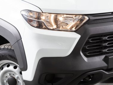 Novosibirsk, Rusya - 02 Şubat 2022: Lada Niva, dış görev. Modern araba ksenon lambasına yakın dur.