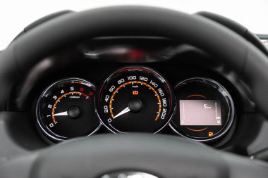 Novosibirsk, Rusya - 02 Şubat 2022: Lada Largus, Kilometre, kilometre sayacı, takometre, yakıt seviyesi