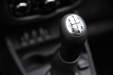 Novosibirsk, Rusya - 02 Şubat 2022: Lada Largus, Vites değişimi. Otomatik şanzıman, otomobil interio.