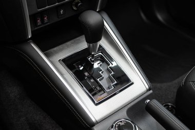 Novosibirsk, Rusya - 02 Şubat 2022: Mitsubishi L200, Vites değişimi. Otomatik şanzıman, otomobil interio.