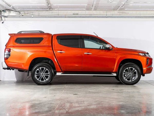 Novosibirsk Russia February 2022 Orange Mitsubishi L200 Side View Photography — Stock Photo, Image