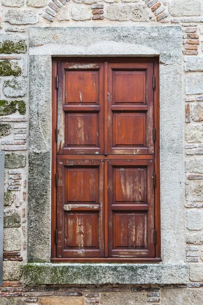 Κοντινό Πλάνο Μιας Καφέ Ξύλινης Πόρτας Ένα Παλιό Πέτρινο Αρχοντικό — Φωτογραφία Αρχείου