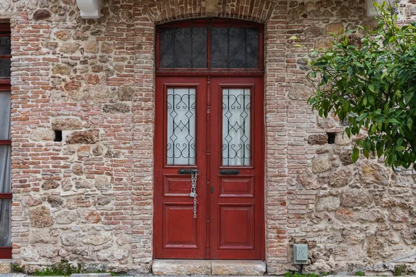 Κοντινό Πλάνο Μιας Καφέ Ξύλινης Πόρτας Ένα Παλιό Πέτρινο Αρχοντικό — Φωτογραφία Αρχείου