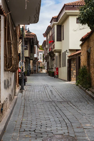 Calle Peatonal Estrecha Con Edificios Bajos Estilo Arquitectura Europea —  Fotos de Stock