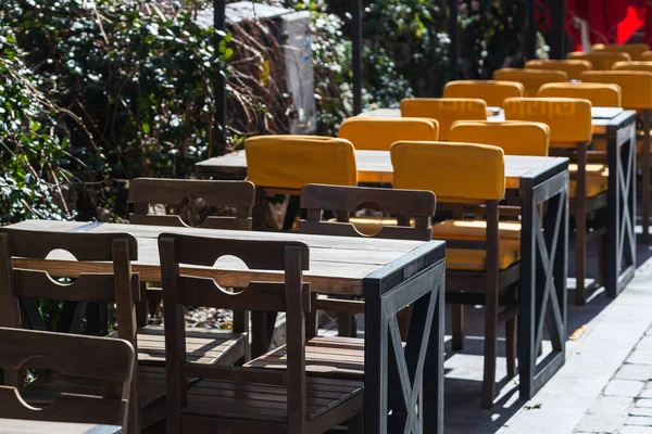 Stimmungsvolle Sommerfotografie Café Stühle Und Tische Aus Holz Straßencafé Freien — Stockfoto