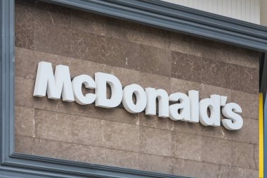 Taraf, Türkiye - 2 Şubat 2022: Türkiye 'deki McDonald' s restoranını kapatın. McDonald 's bir Amerikan fast food ve hamburger zinciri..