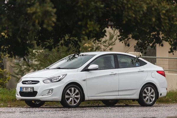 Side Türkei Februar 2022 Ein Weißer Hyundai Solaris Parkt Einem — Stockfoto