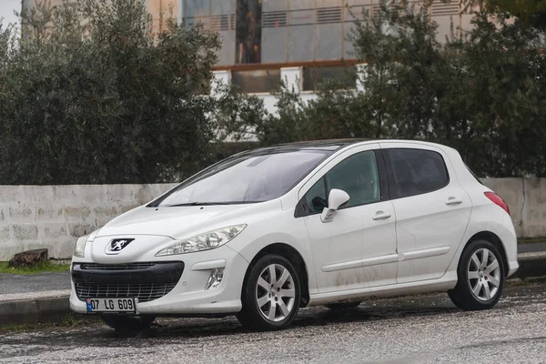 Side Türkei Februar 2022 Ein Weißer Peugeot 308 Parkt Einem — Stockfoto