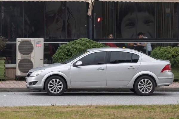 Side Turquia Fevereiro 2022 Prata Opel Astra Está Estacionado Rua — Fotografia de Stock