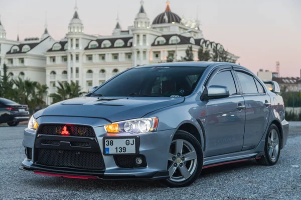 Side Turkey Únor 2022 Stříbrná Mitsubishi Lancer Zaparkovaná Ulici Teplého — Stock fotografie