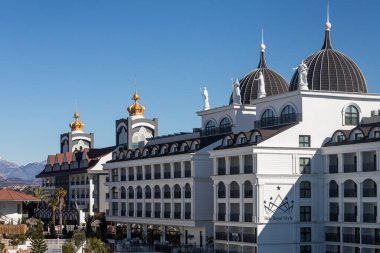 Taraf; Türkiye 01 Şubat 2022: Kar beyazı otelin cephesinin genel görünümü. Tavan arası 