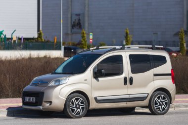 Yan, Türkiye 6 Şubat 2022: bej rengi Fiat Fiorino bir yaz günü çitin arkasına park ediyor. 