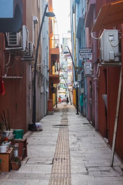 Yan, Türkiye 6 Şubat 2022: Türkiye 'de çok dar renkli caddeler ve renkli evler 