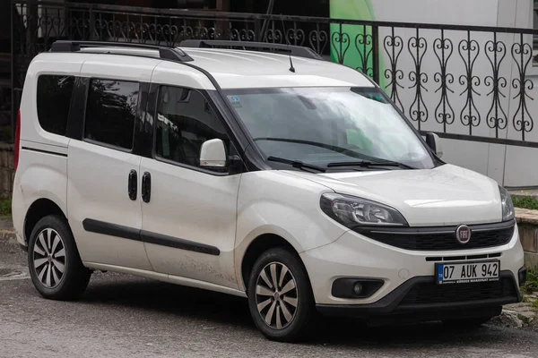 Side Türkei Februar 2022 Ein Weißer Fiat Doblo Steht Einem — Stockfoto