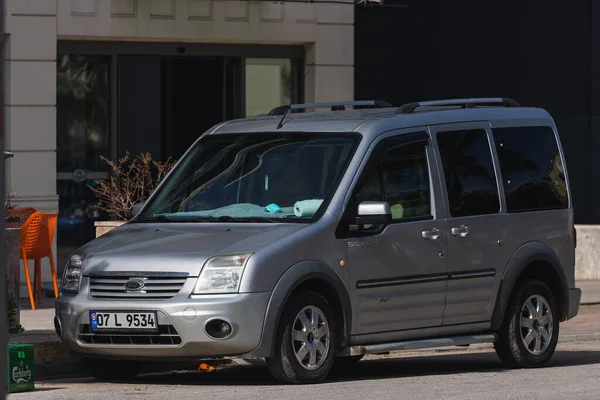 Side Turquia 2022 Fevereiro Prata Ford Tourneo Connect Está Estacionado — Fotografia de Stock