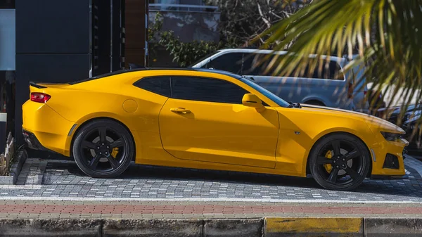 Strana Turecko Únor 2022 Žlutý Chevrolet Camaro Zaparkovaný Ulici Teplém — Stock fotografie