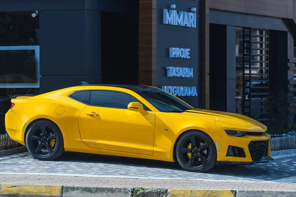 Side Turquia 2022 Fevereiro Chevrolet Camaro Amarelo Está Estacionado Rua — Fotografia de Stock