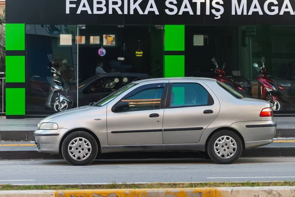 Lado Turquia Fevereiro 2022 Prata Fiat Albea Está Estacionado Rua — Fotografia de Stock