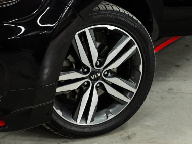 Novosibirsk, Rusya - 10 Şubat 2022: Kia Soul, hafif alaşımlı tekerlekle arabanın ön tarafını kapatın