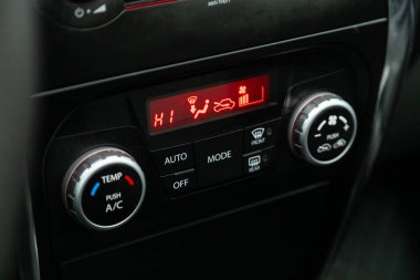 Novosibirsk, Rusya - 10 Şubat 2022: Suzuki SX4, Modern bir otomobilde koşullandırma ve hava akışı kontrolü