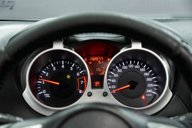 Novosibirsk, Rusya - 10 Şubat 2022: Nissan Juke, Kilometre, kilometre sayacı, takometre, yakıt deposu bulunan Alet Otomobil Paneli