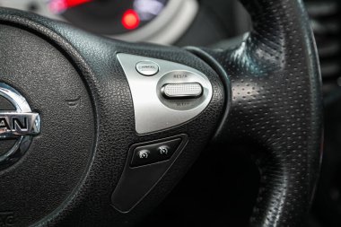 Novosibirsk, Rusya - 10 Şubat 2022: Nissan Juke, fonksiyon düğmeli araba direksiyonunu kapat