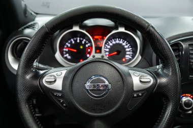 Novosibirsk, Rusya - 10 Şubat 2022: Nissan Juke, kokpit iç kabin detayları, hız göstergesi ve taktik ölçer. 