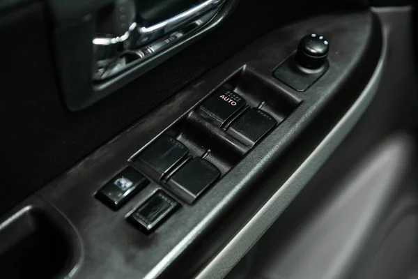 2022年2月10日 Suzuki Sx4 装有车窗控制面板的车门内部扶手 门锁按钮 — 图库照片